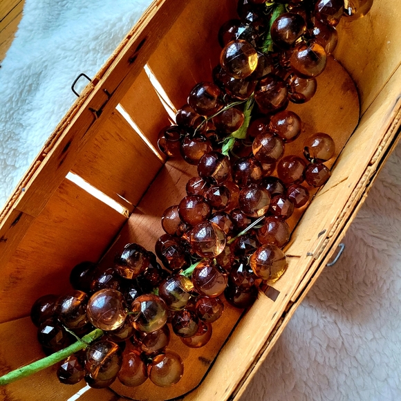 Vintage plastic grape clusters in bushel basket•Set of 2 grapes• - Picture 4 of 14